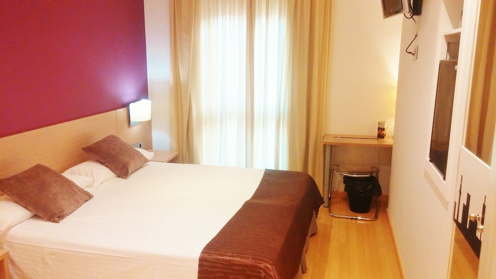 ROOM, DOUBLE BED