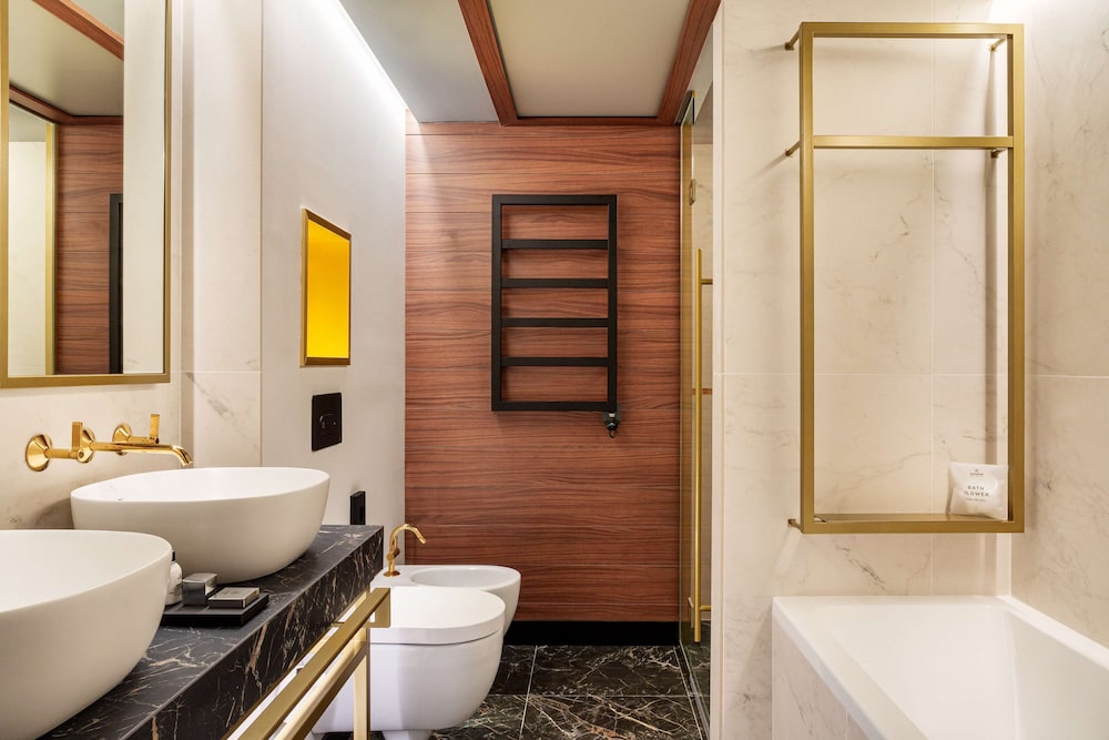 Collection, Queen Bed, Radisson Collection Bilbao 3/4