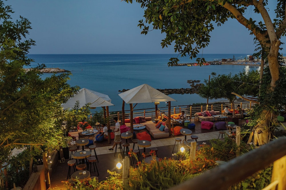 Golden Coast Beach Hotel 46/50