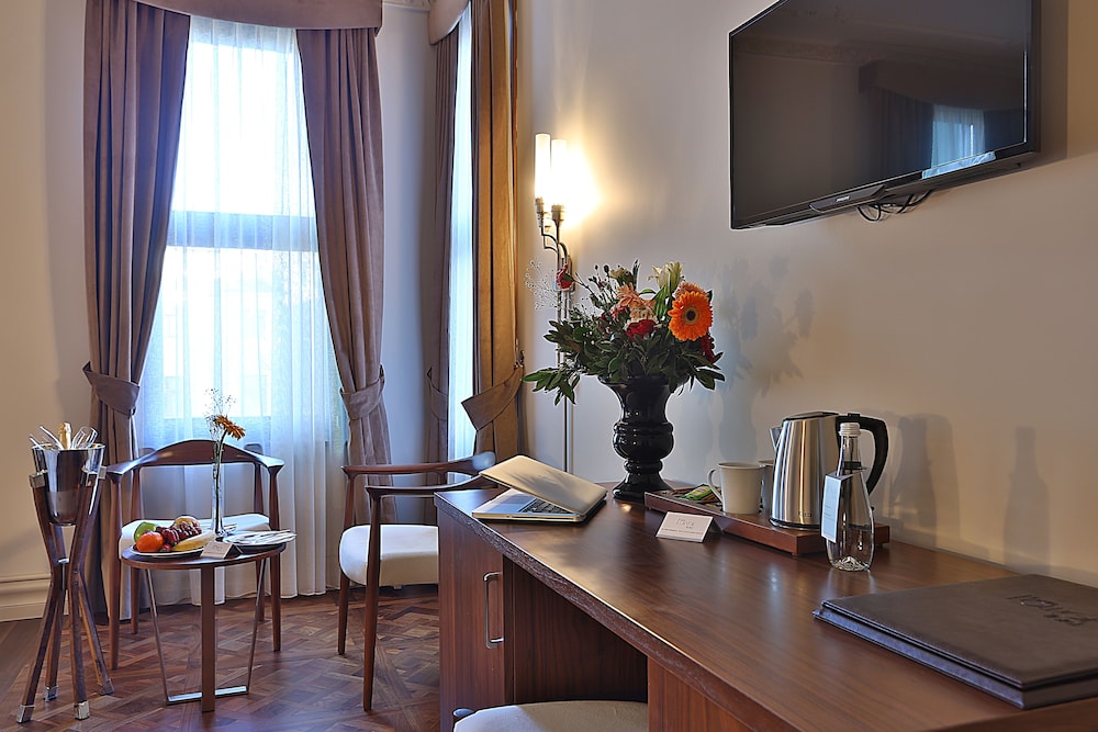 TAXIM LOUNGE HOTEL 37/58