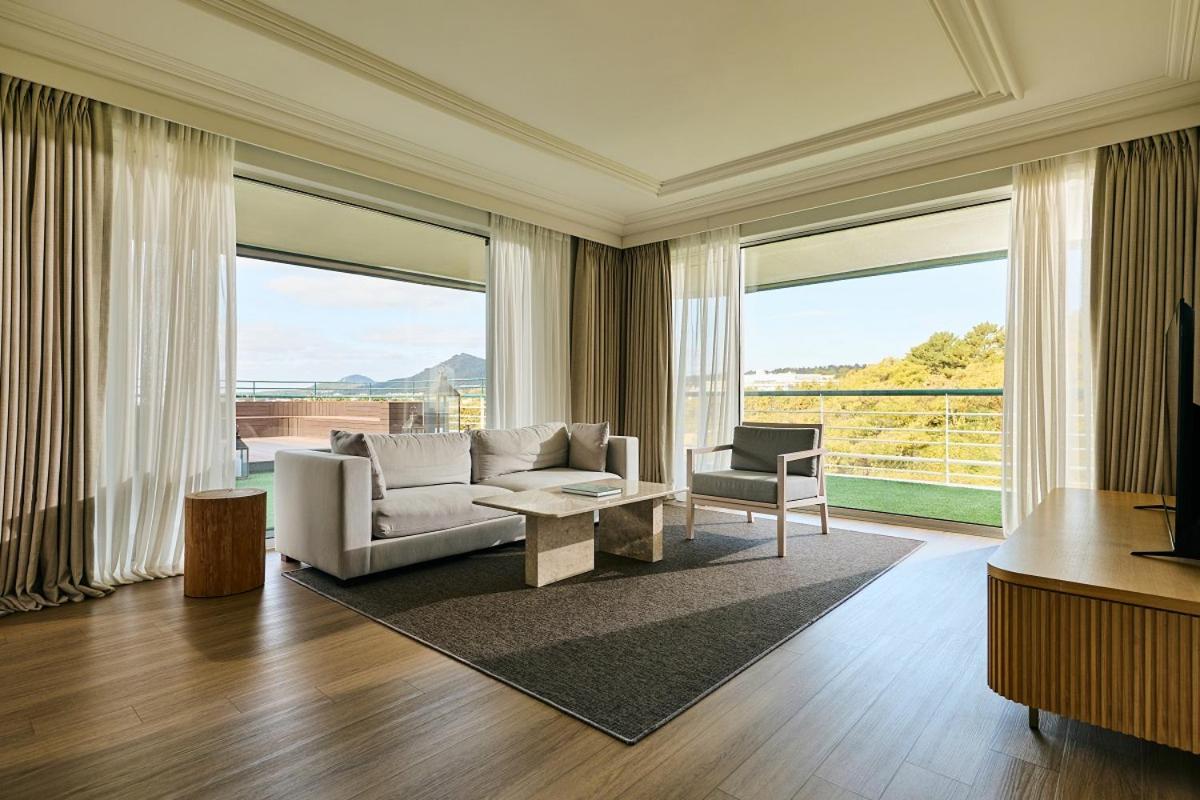 Luxury, Suite, Twin Beds, Garden View, Grand Josun Jeju 6/7