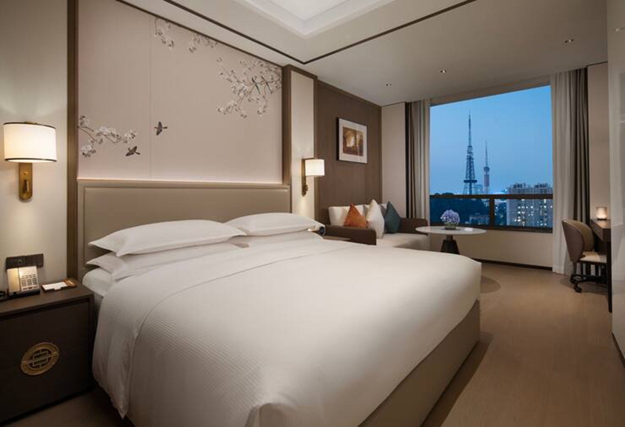 GUEST ROOM, KING BED
