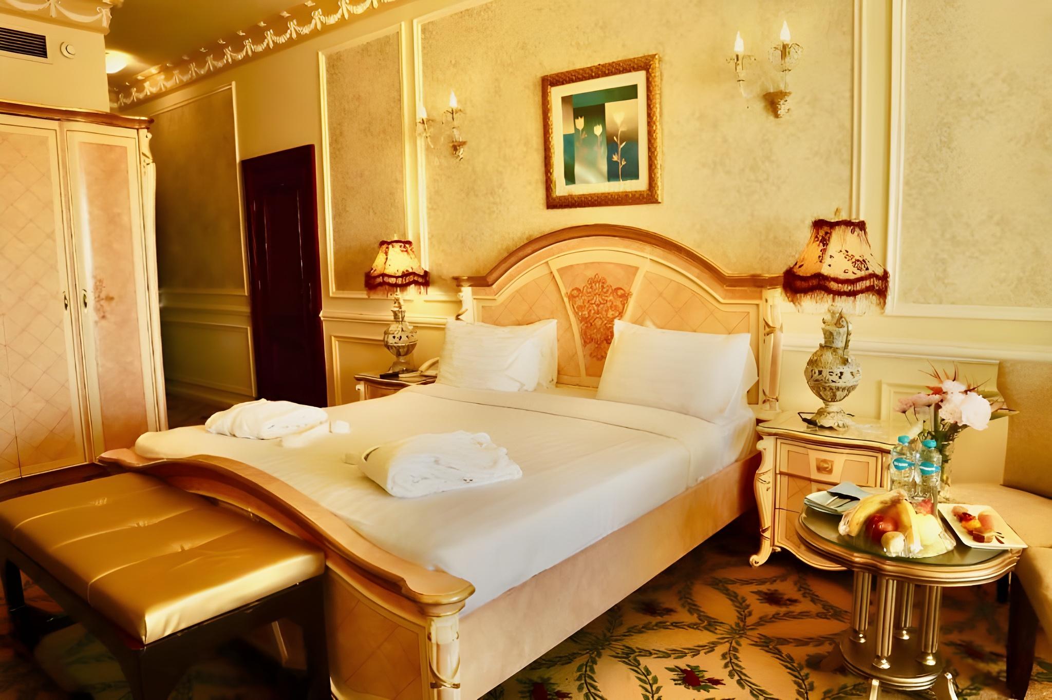 Royal, Paradise, Suite, King Bed, Pool and Sea View, Sofa