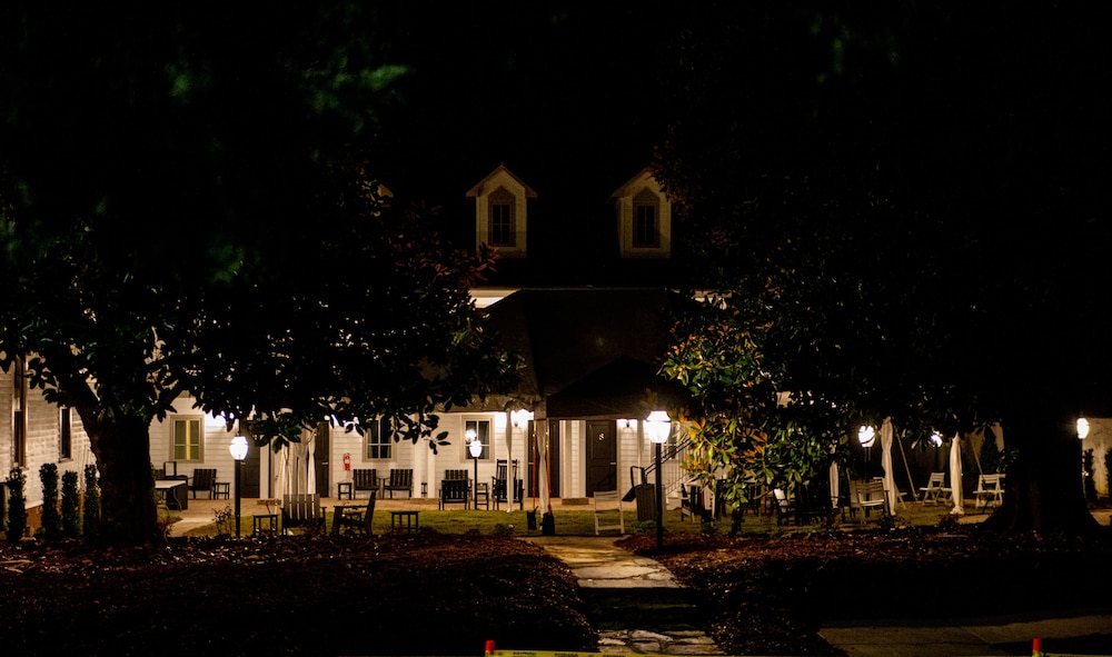 The Colonial Inn an Ascend Collection Hotel 45/50
