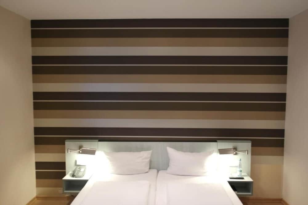 Hotel Attache 17/30