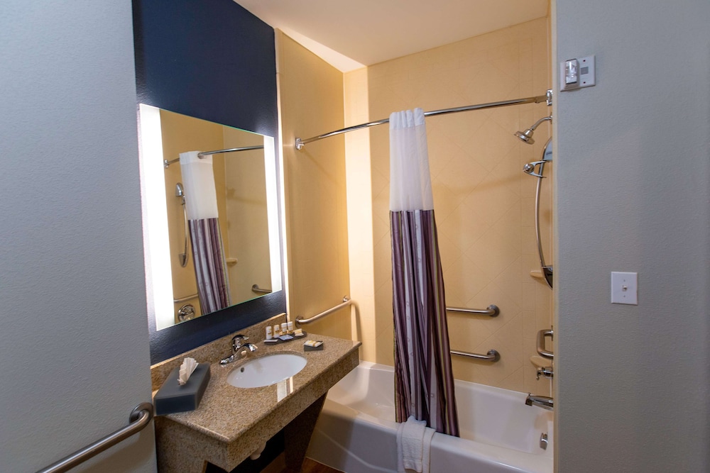 La Quinta Inn & Suites by Wyndham Houston East at Normandy 15/63
