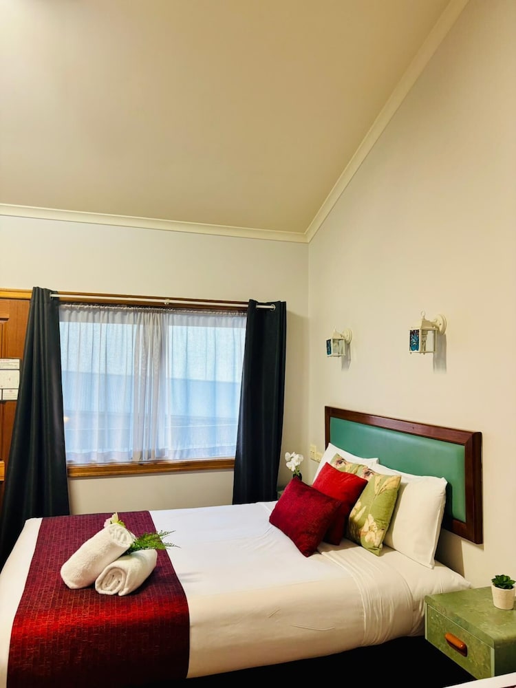 ROOM, SINGLE, QUEEN BED, KITCHENETTE