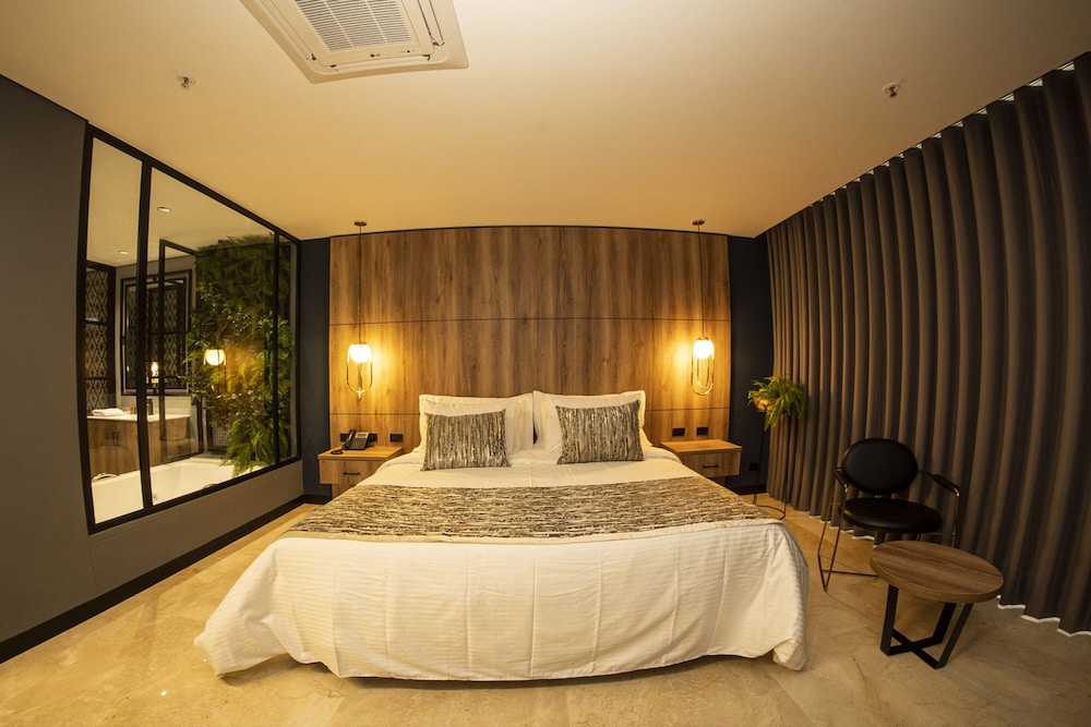 DELUXE, SUITE, KING BED, HOT TUB
