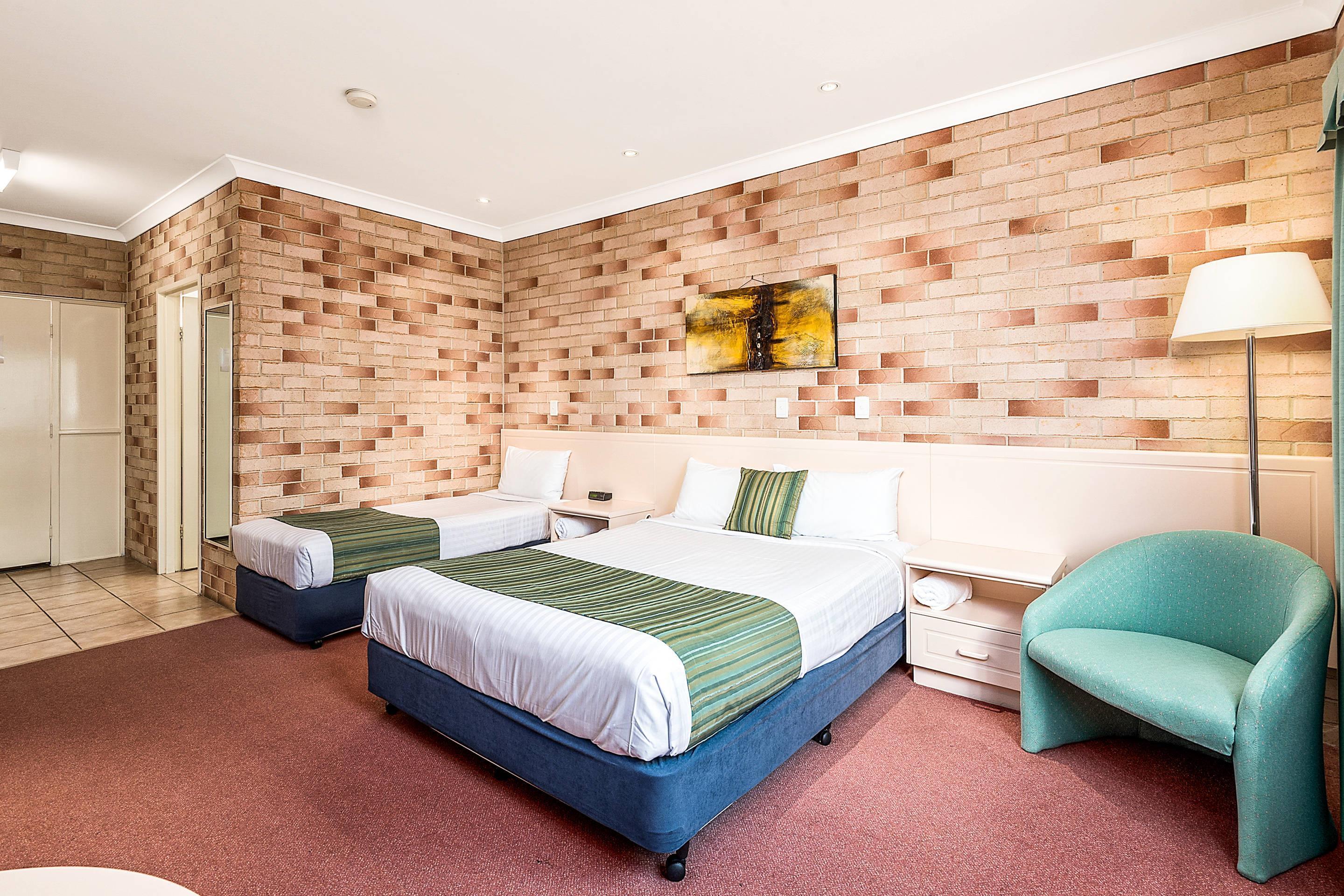 ROOM, QUEEN BED