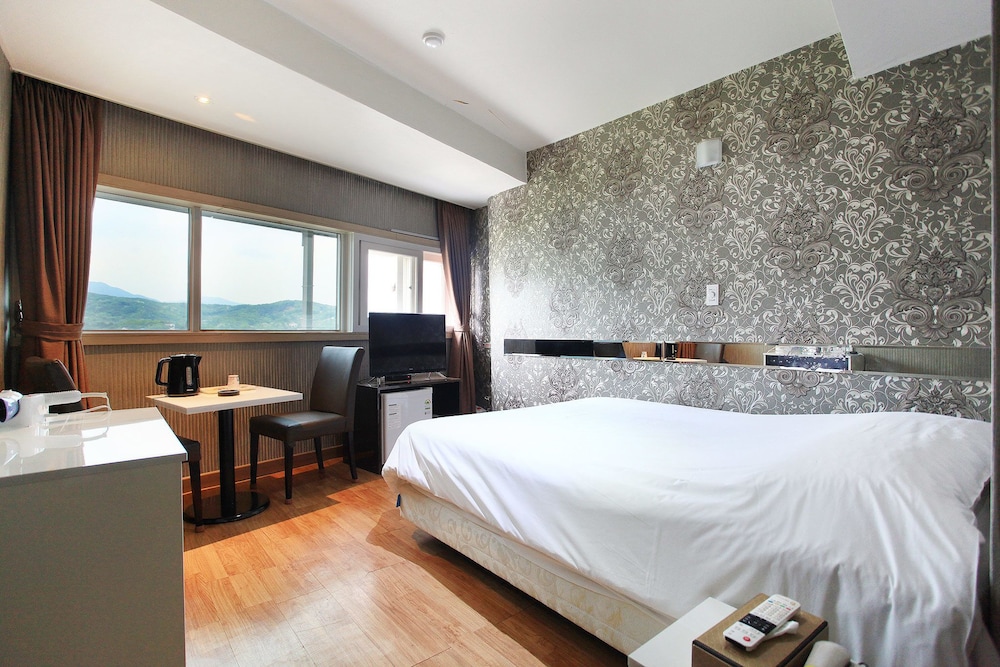 J Hotel 6/45