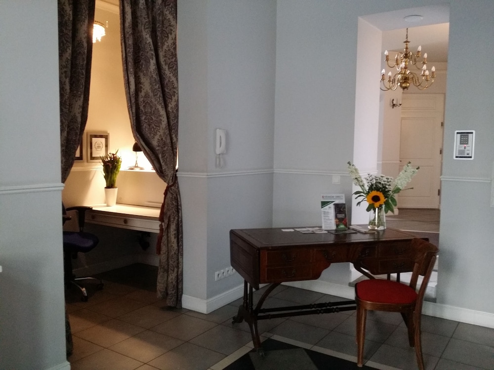 CRYSTAL SUITES OLD TOWN 26/68