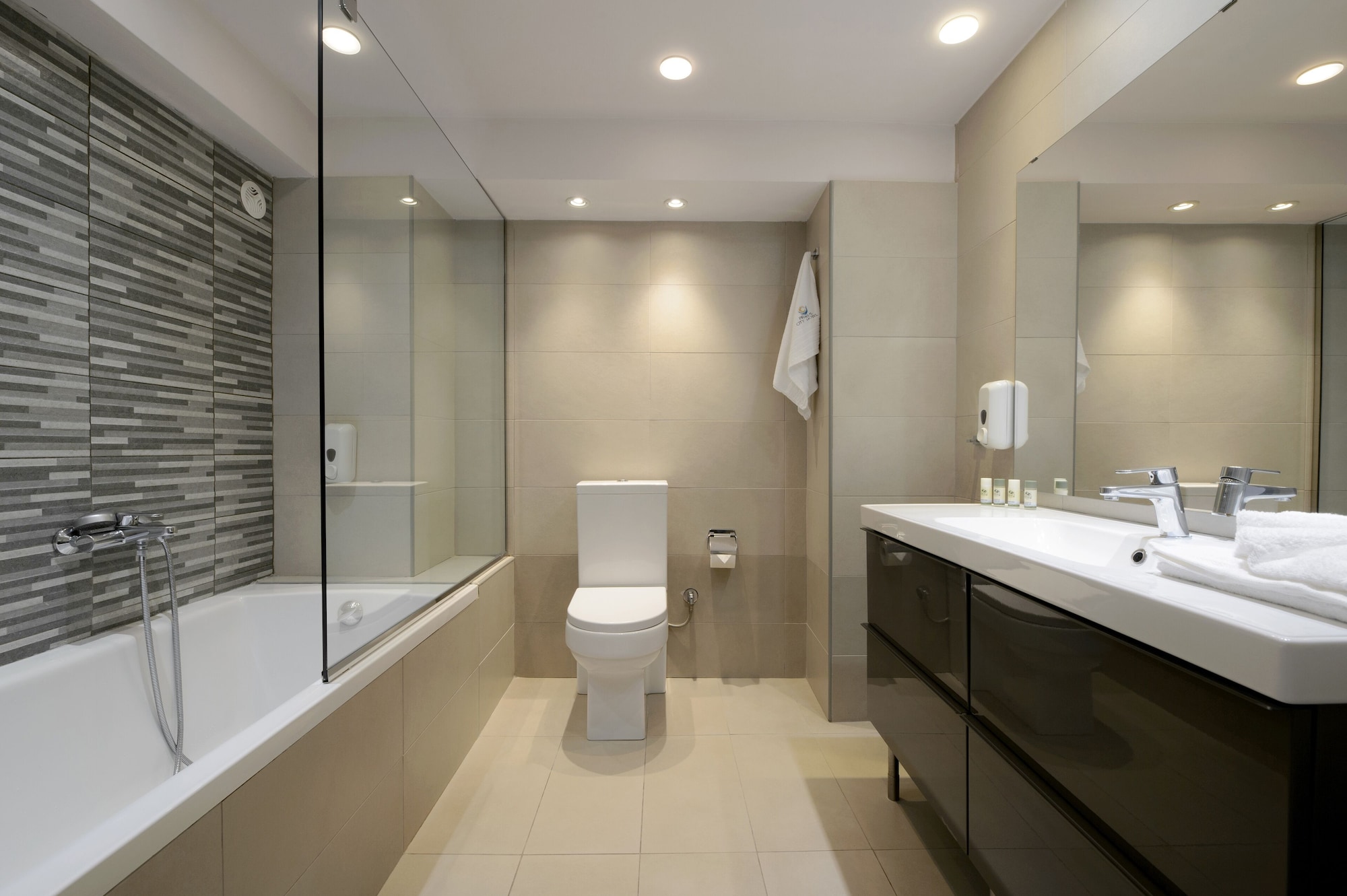 غرفة عائلية بسرير كينج وسريرين منفصلين، Piraeus City Hotel 10/10