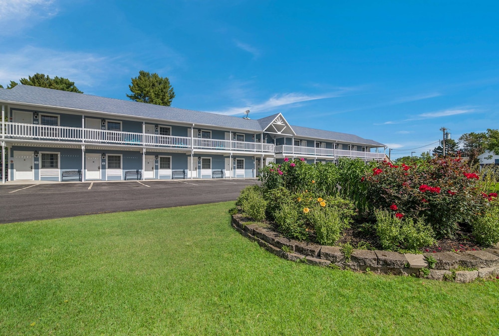Americas Best Value Inn-Scarborough/Portland 1/38