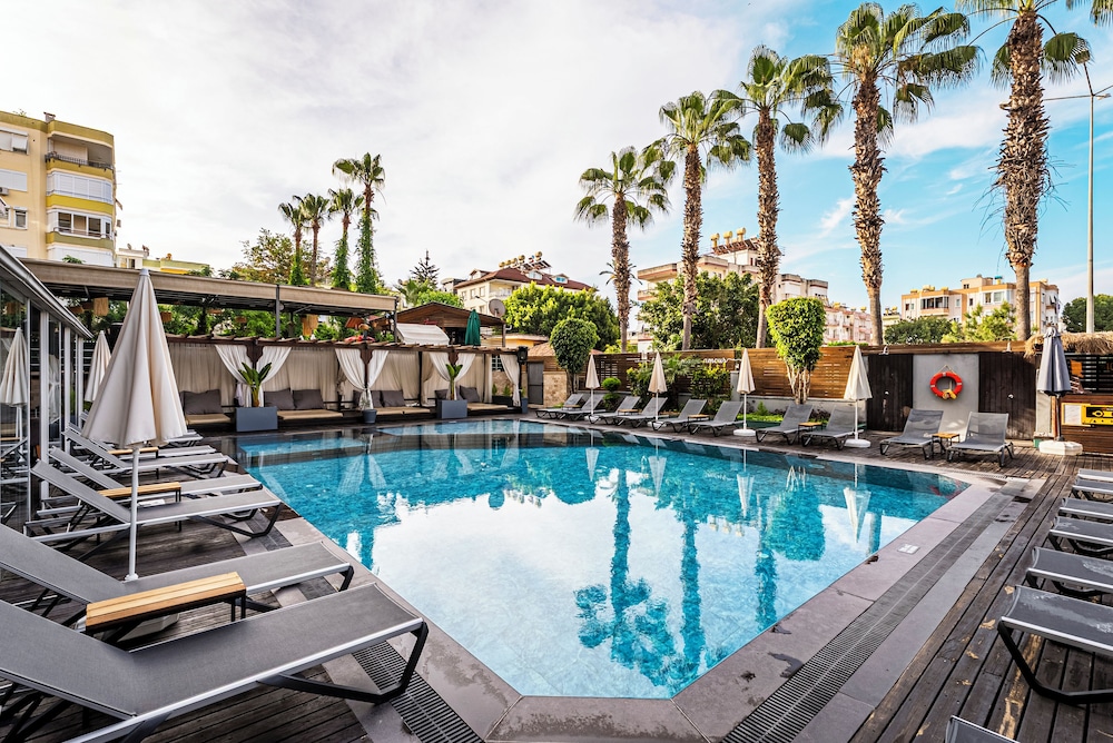 Hma Hotel And Suites 44/50