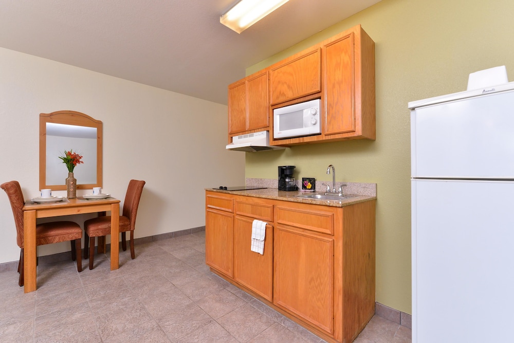 Americas Best Value Inn Suites Winnie 7/17