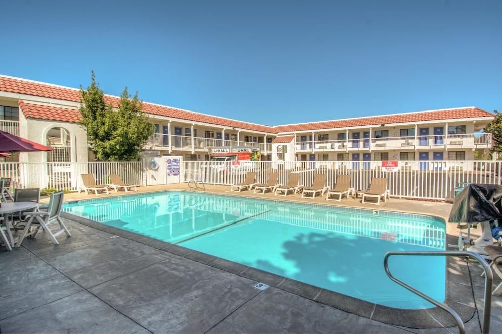 Motel6 Redding, CA - South 23/36
