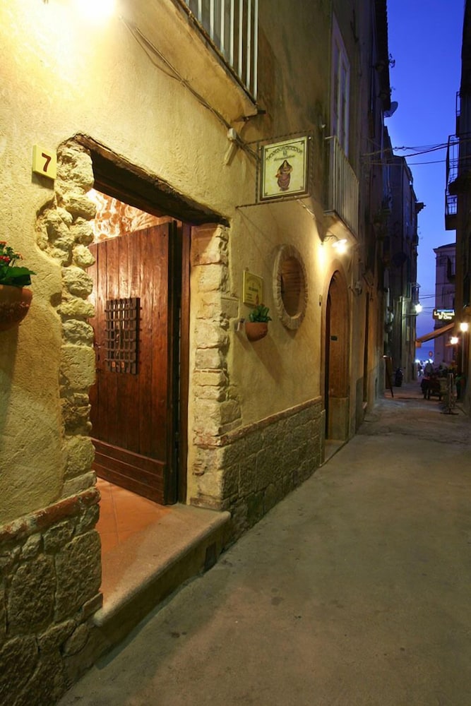 Donnaciccina Accomodation 1/50