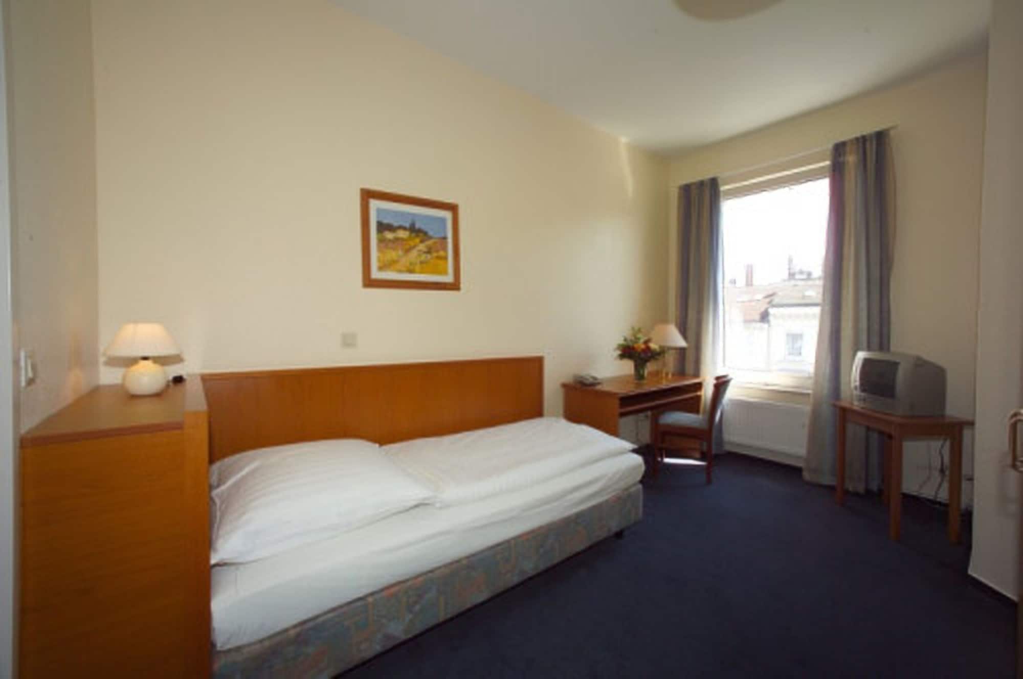 ROOM, SINGLE