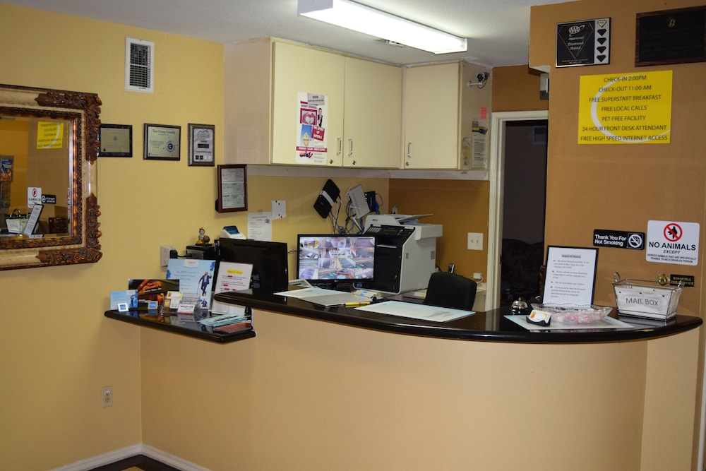 Super 8 by Wyndham Azusa CA 17/19