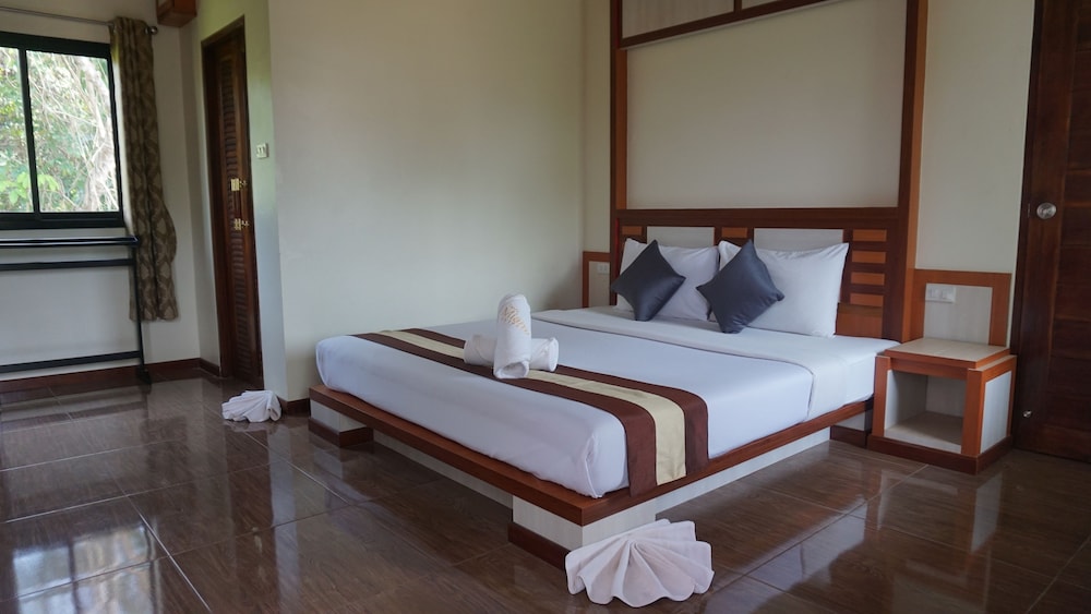 Beach, King Bed, Hill Side