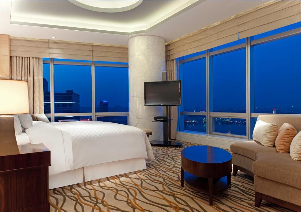 1 Bedroom, Presidential, Suite, King Bed, Skyline View, Lake View, Club Lounge Access, Large