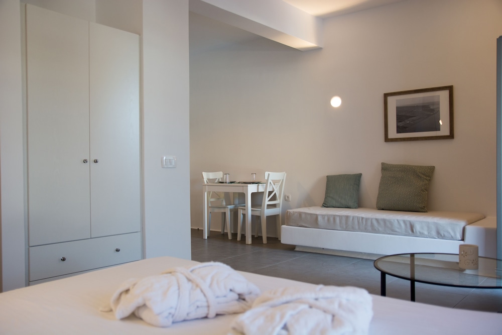 Amphitrite Suites Santorini 24/68