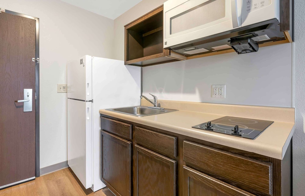 WoodSpring Suites Louisville Airport 24/26