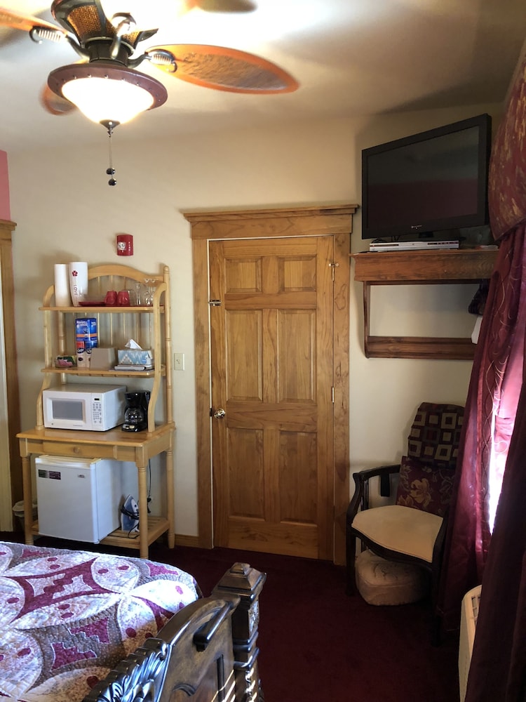 Valentine, Queen Bed