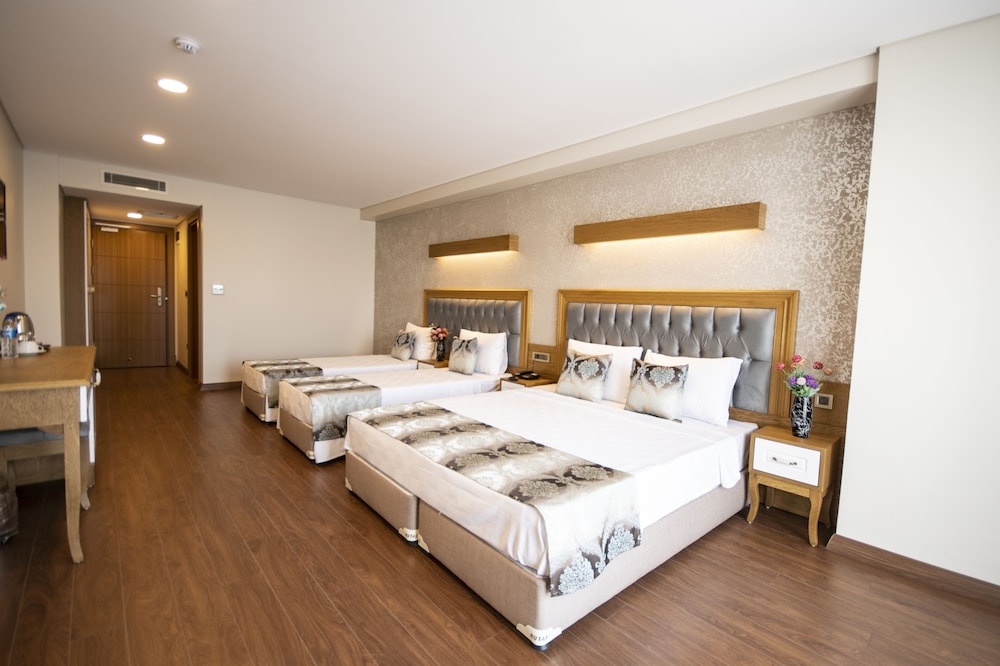 ROOM, QUADRUPLE
