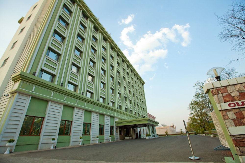 Tara Comfort Hotel Ramoji Film City 26/33