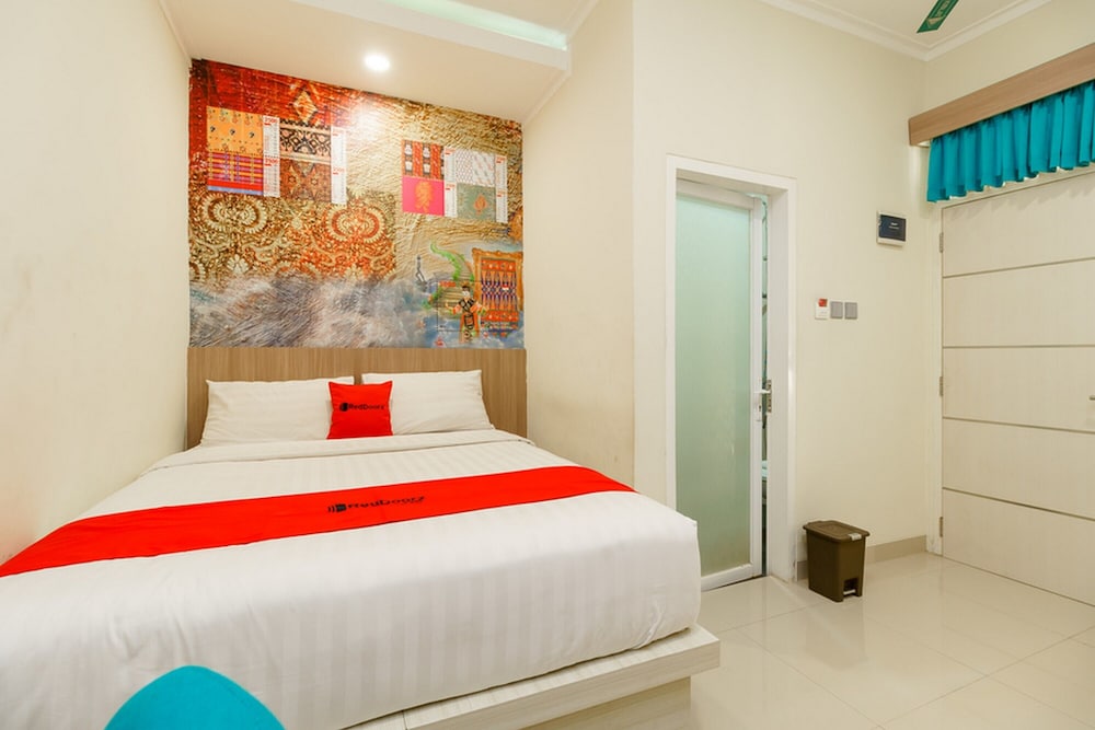 RedDoorz Plus @ Point Phila Cihampelas 12/50