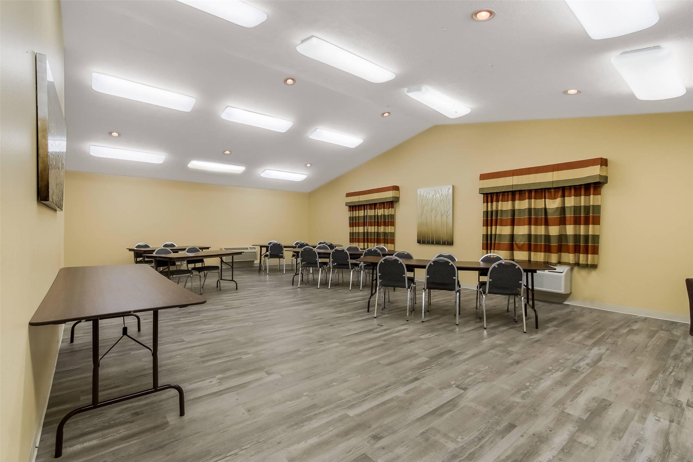 Econo Lodge Inn & Suites Yankton, SD 10/14