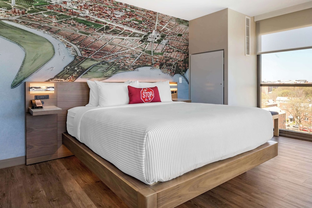 PREMIUM, QUADRUPLE, KING BED, LARGE, CORNER