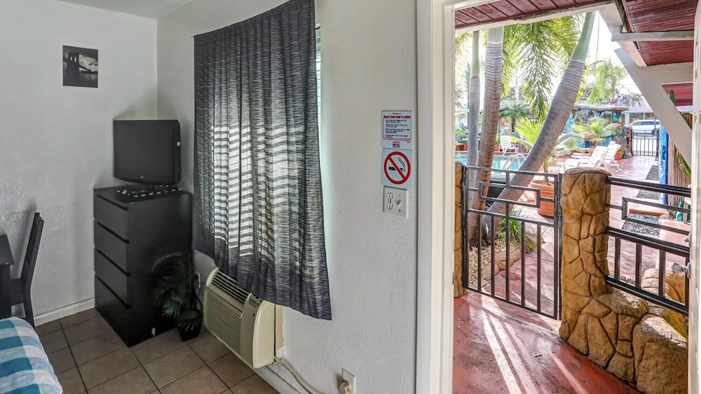 Green Seas Motel 2/50