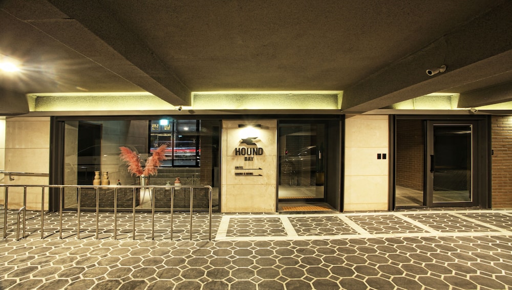 Bay Hound Hotel 13/70