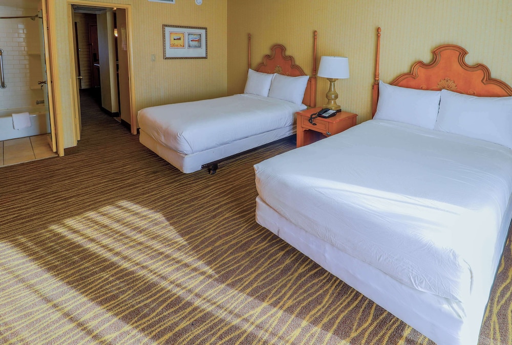 DELUXE, 2 DOUBLE BEDS