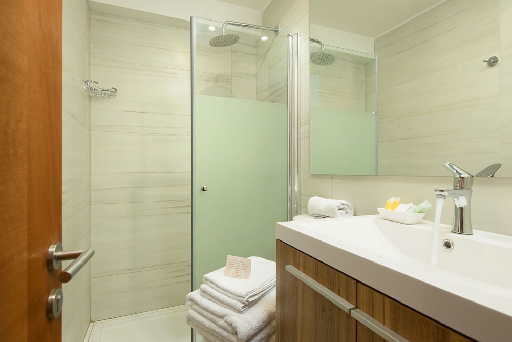 ROOM, TWIN BEDS, PRIVATE BATHROOM