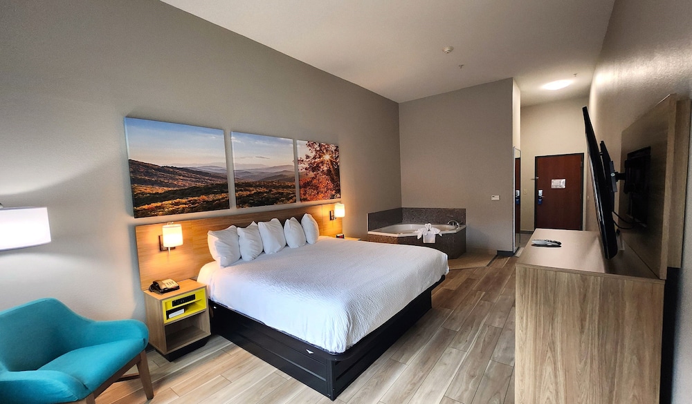 Days Inn & Suites By Wyndham Russellville 12/33