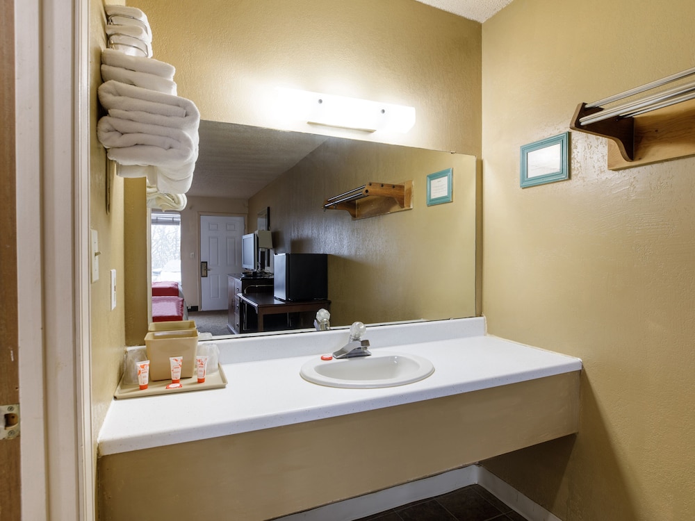 Hotel Branson MO 165 7/33