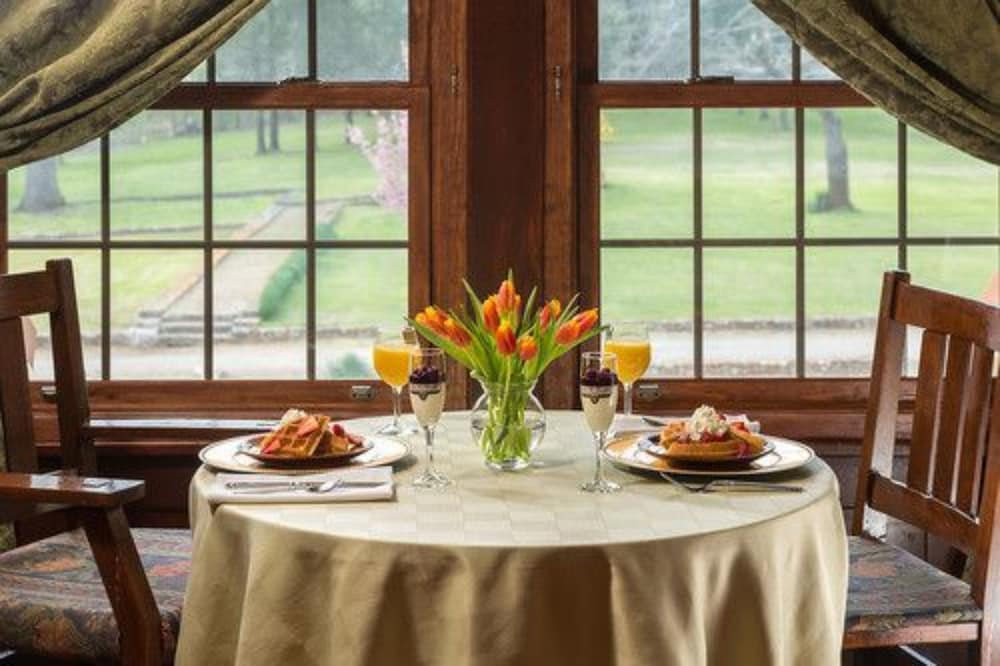 Hilltop Manor Bed and Breakfast 33/49