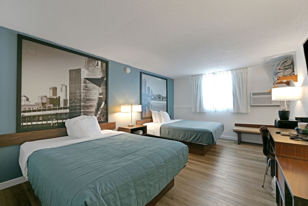 Hotel 8 Fergus Falls 18/49