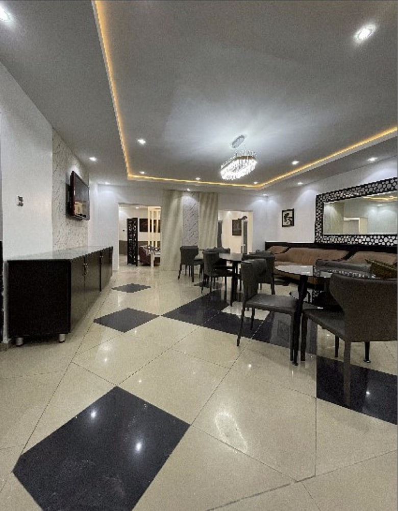 CHARLIE'S PLACE AND SUITES 33/50