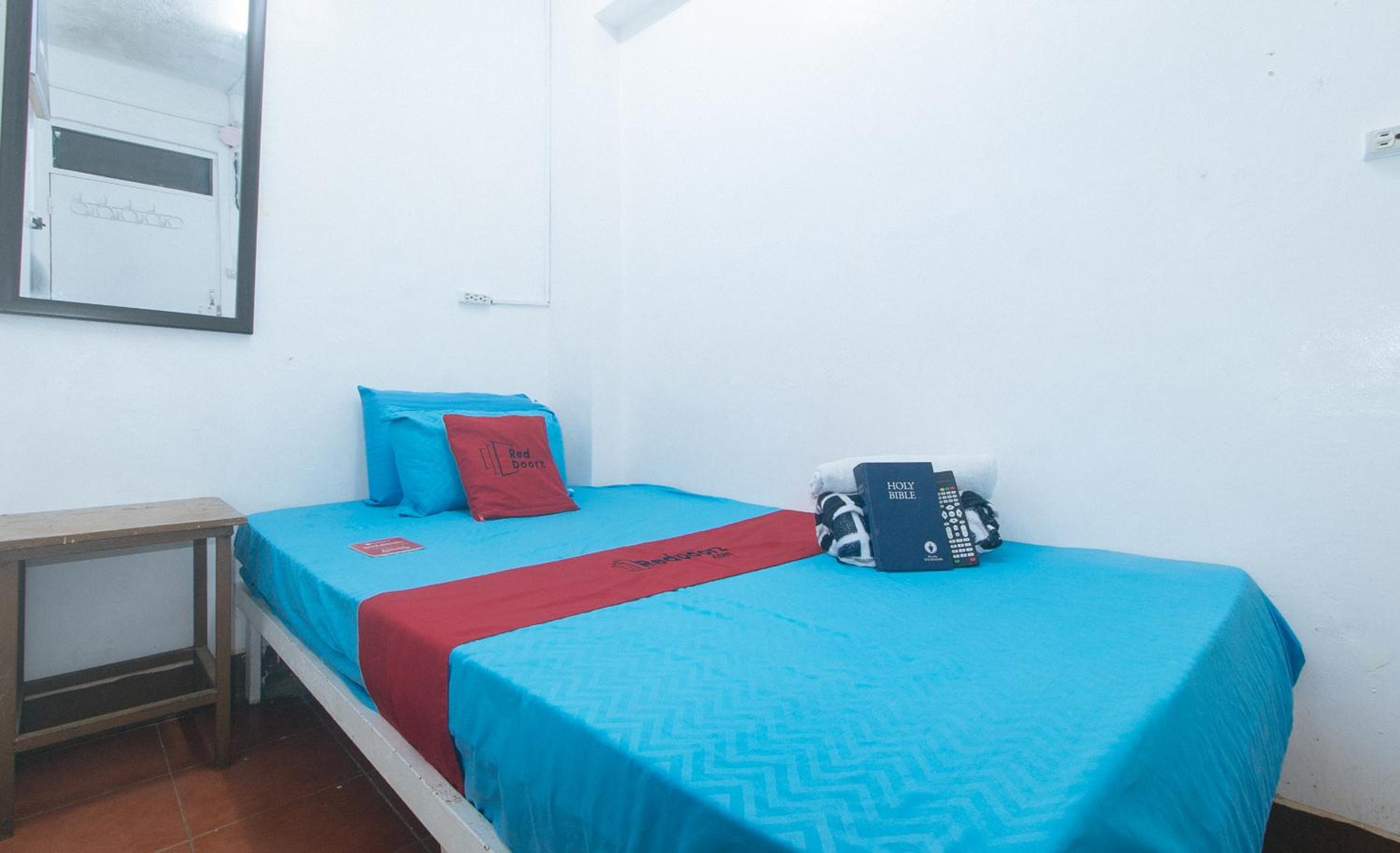 RedDoorz near OWWA Pasay 13/46