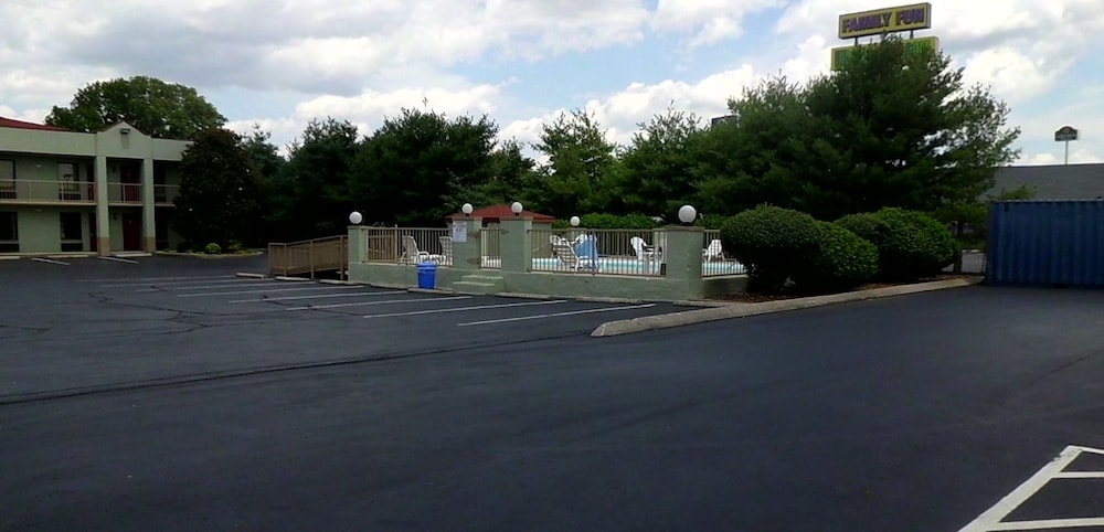 Super 8 By Wyndham Clarksville Northeast 2/21