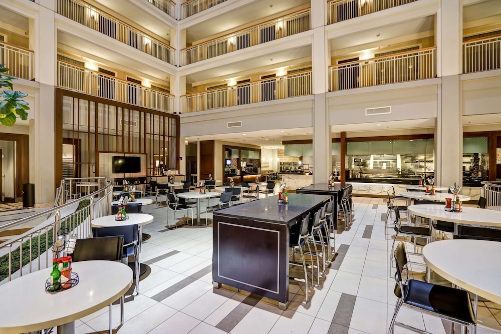 Embassy Suites by Hilton Chicago Downtown River North 54/78