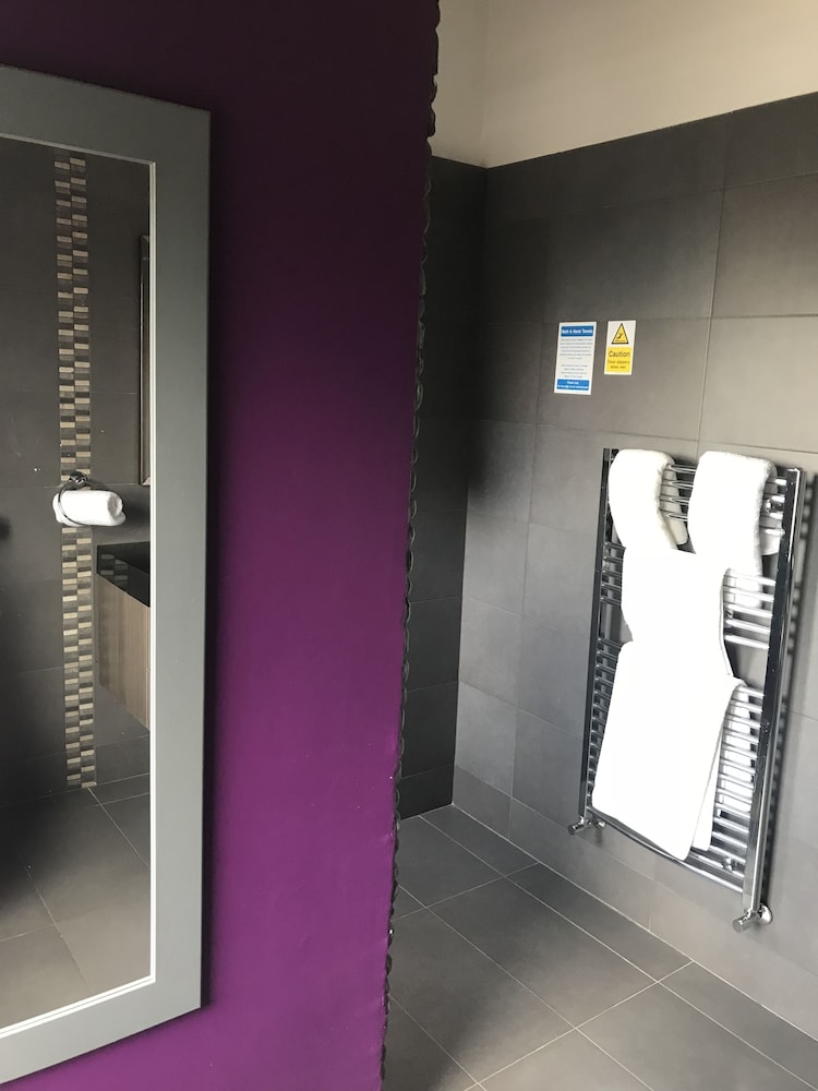 Bennetts Hotel 17/50