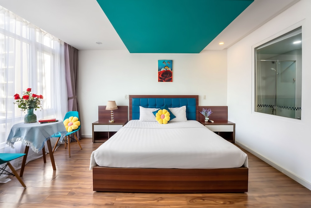 Rich Hotel 24/49