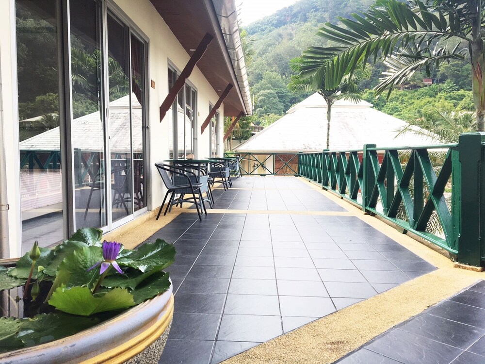 Serenity Lakeside Resort 10/69