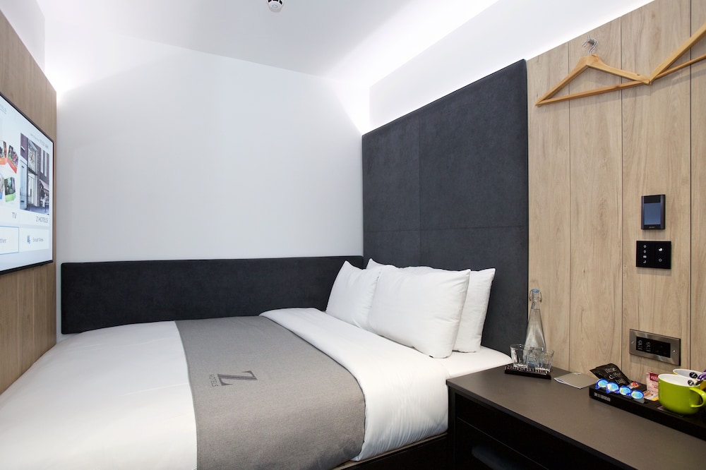 ROOM, DOUBLE BED, NO WINDOW