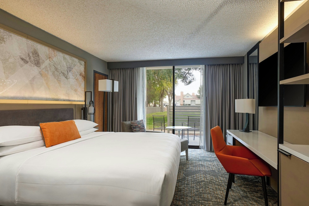 غرفة بسرير كينج بإطلالة على المسبح بشرفة، El Paso Marriott 2/10